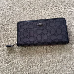 Accordion Zip Wallet in Signature Jacquard